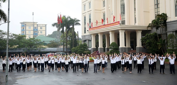 Đoàn viên thanh niên Tổng công ty Quản lý bay Việt Nam xếp chữ chào đón chuyến bay thứ 600.000 trong năm 2015